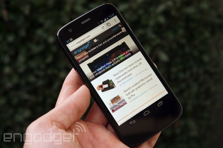 Moto G looking at Engadget's website