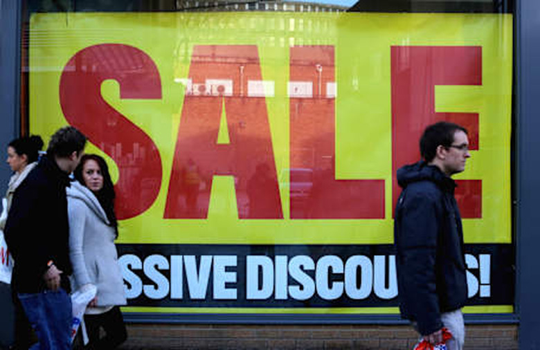 Christmas Shoppers Seek Last Minute High Street Bargains