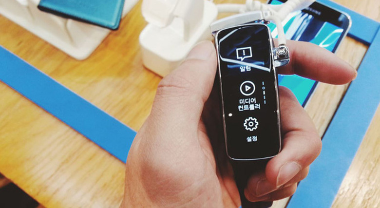 Samsung Gear Fit showing info in vertical view
