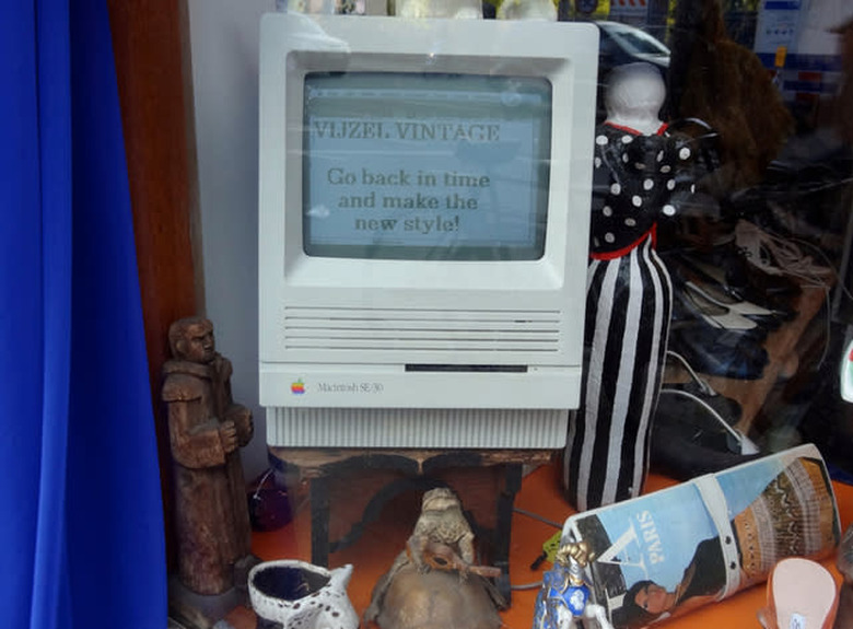 Mac SE store sign