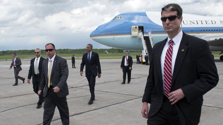 Obama arrives with Secret Service agents in tow