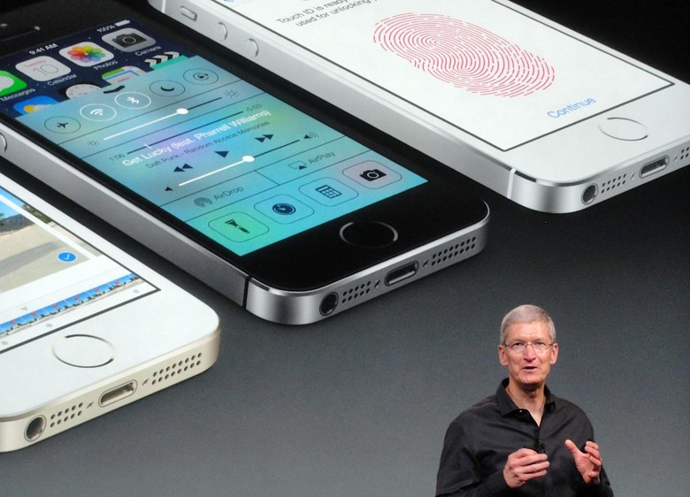 US-IT-TELECOM-APPLE
