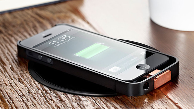 Wirelessly charging an iPhone with a Powermat case