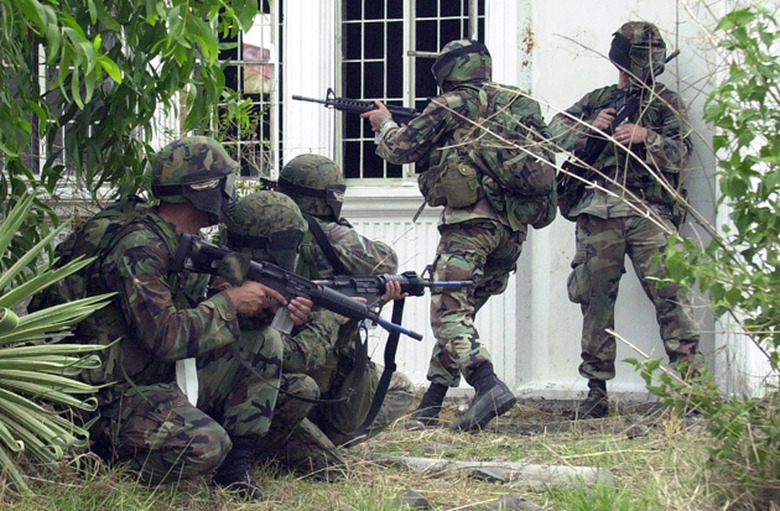 US soldiers take cover in a Philippines training exercise
