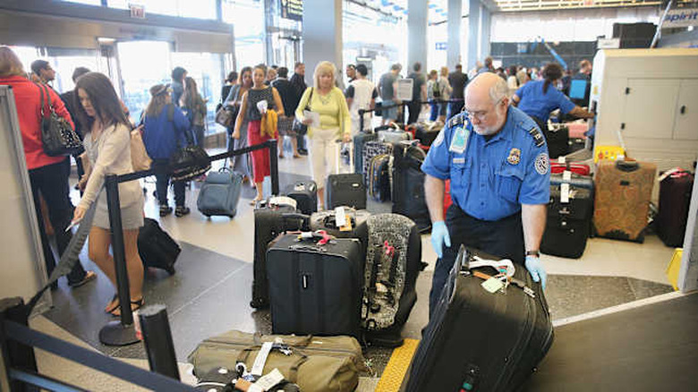 U.S. Skies and Roads Busy Ahead Of Memorial Day Weekend