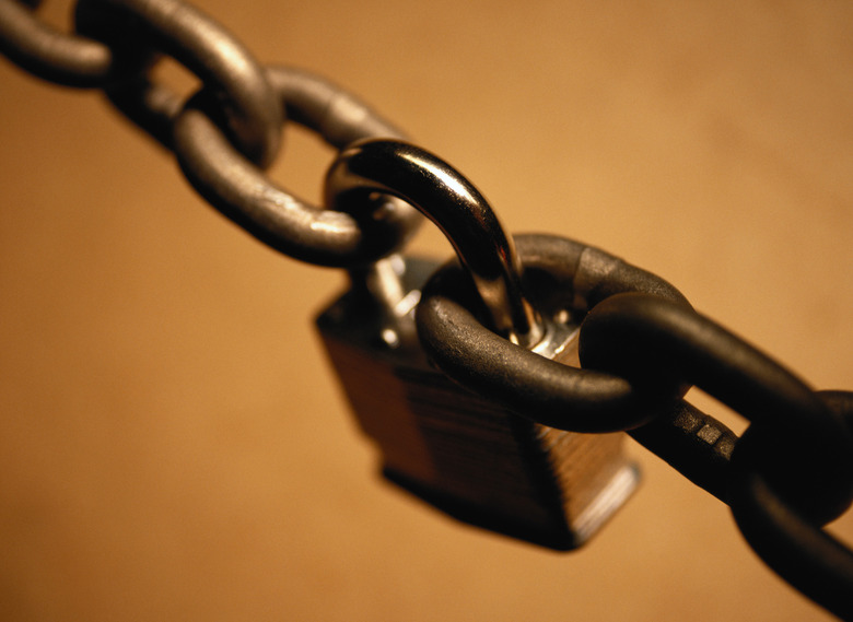 57245.JPG Closeup of Chain with Lock Steve Cole 