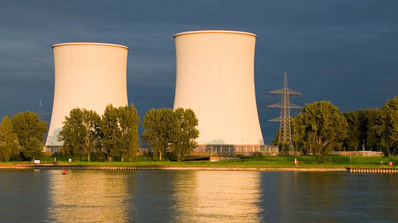 Nuclear reactor cooling towers
