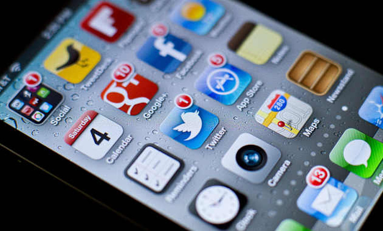 CEXEFE iPhone 4/4S screen showing notifications for various social media apps: Facebook, Twitter, Google+ also for app store, ma