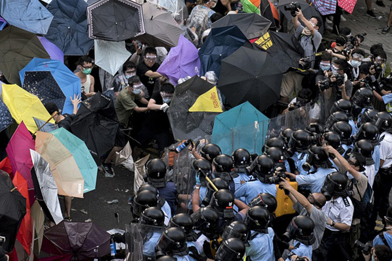 Protestors face police in Hong Kong's pro-democracy protests