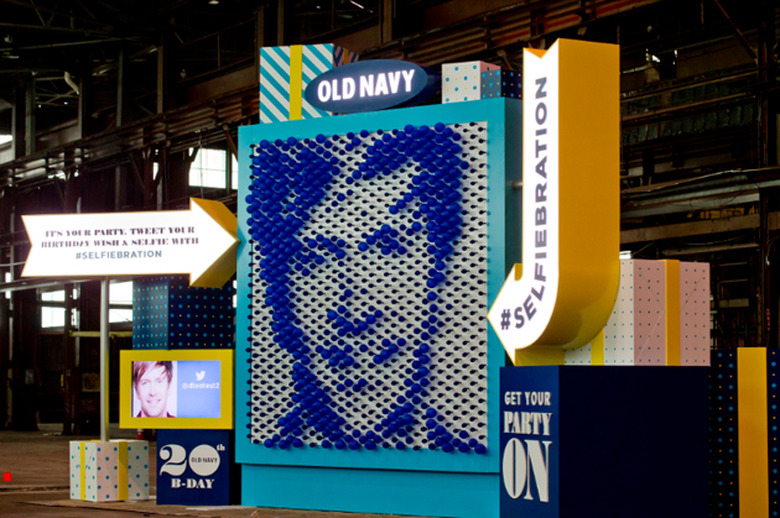 Old Navy's balloon art machine