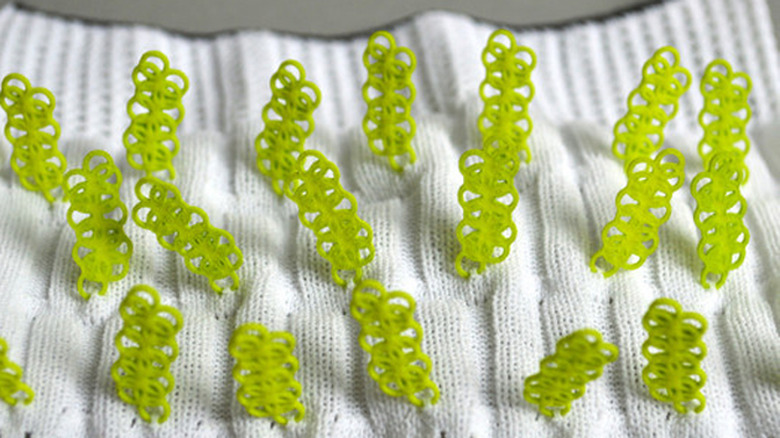 Hybrid of 3D printing and knitting