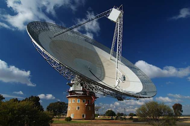 radio antenna dish near parkes ...