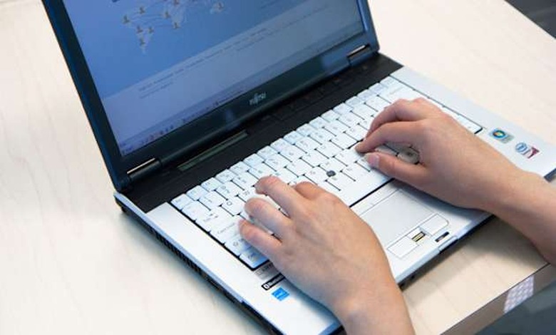 BMFXDY business woman checking facebook online