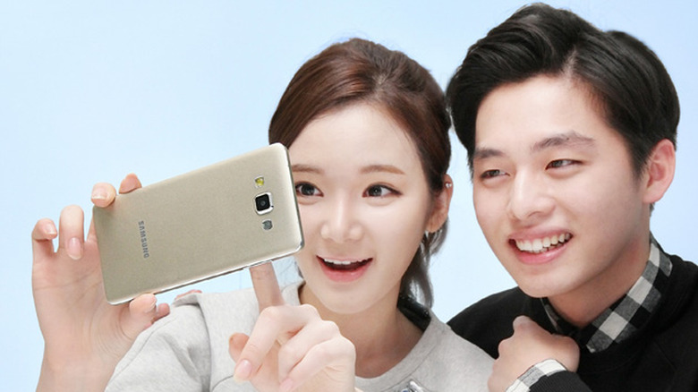 Samsung Galaxy A5 used by a pair of overenthusiastic models
