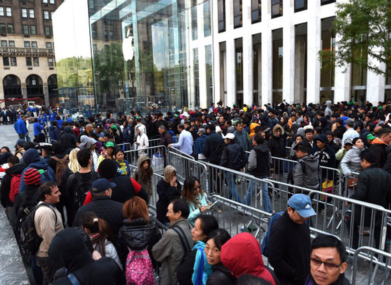 The line at the Apple Store 5th Avenue for the iPhone 6