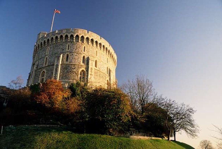 |color|exterior|left|travel|castle|stateliness|european landmarks and travel|landmark|buckinghamshire|england|tower|windsor cast