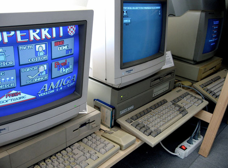 An Amiga 2000 next to its siblings