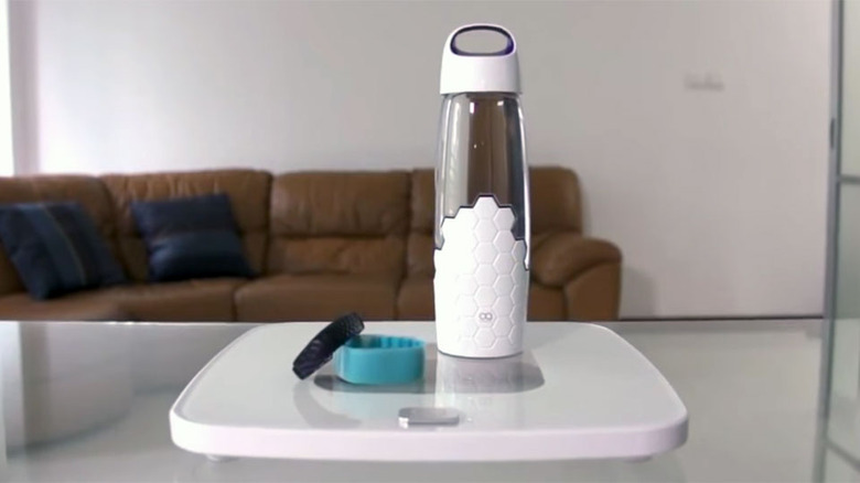 Oaxis' O2 band, Vita water bottle and Glo weight scale