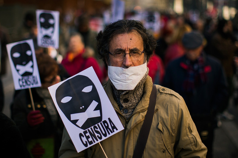 Spaniards protest a censorship law