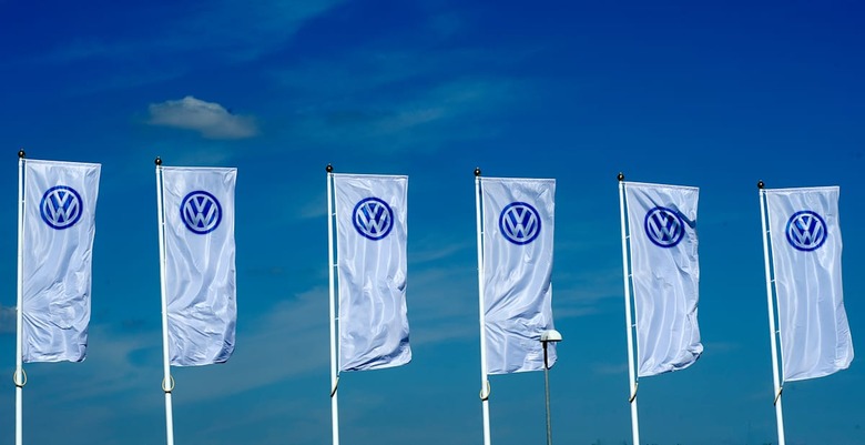 Roma 22/09/2015, marchio volkswagen. Nella foto alcune bandiere
