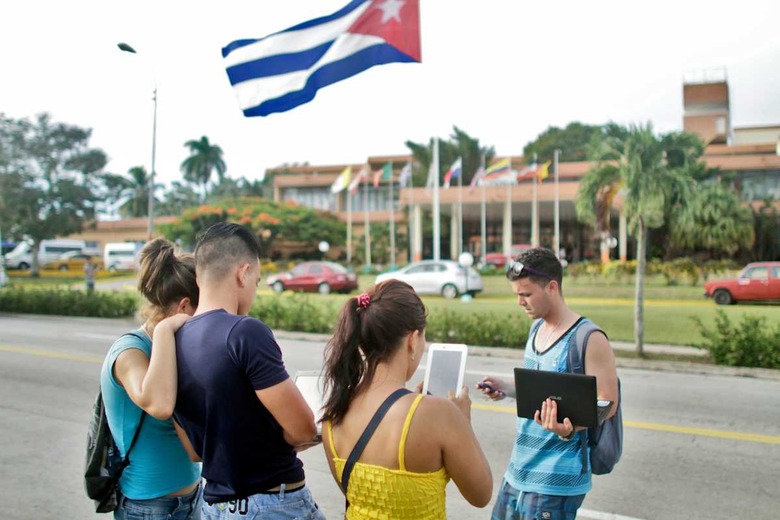Cubans use internet