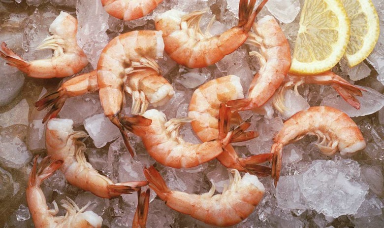 |food essentials|color|horizontal|interior|center|food|shrimp|cold|above|ice|prawn|chilling|lemon|wedge|slice|seafood|shellfish|