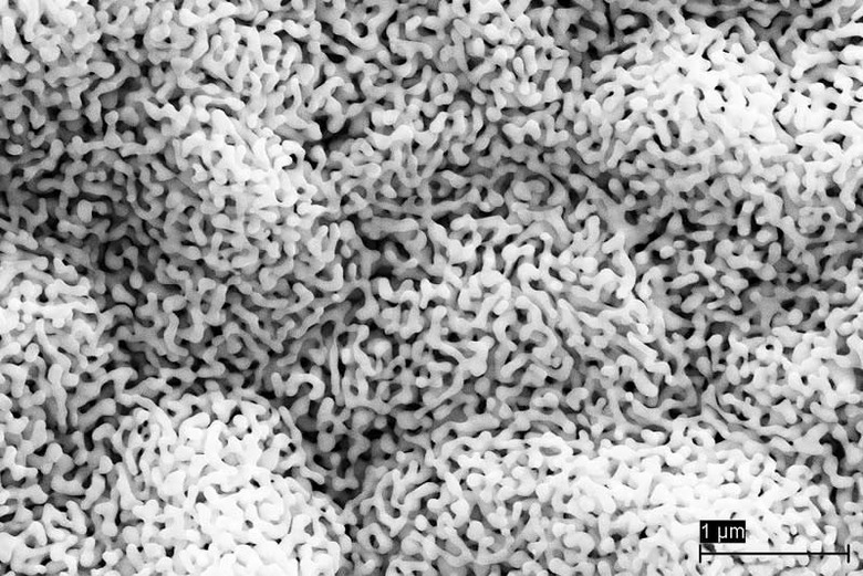 In order to be able to control each point of light independently a gold nano-sponge establishes the contact between each individual pixels and the driver chip. The nanoporous gold structure compresses like a real sponge and can be precisely adapted to the topography of the component.