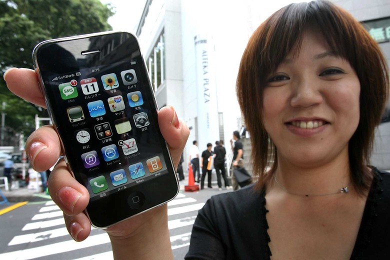 iPhone Goes On General Sale In Tokyo