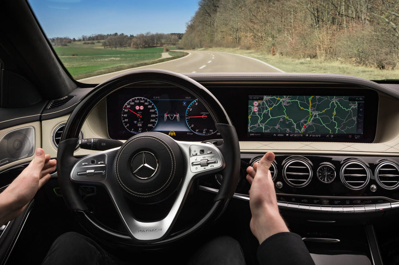 Aktiver Nothalt-Assistent; Wenn der Fahrer nicht mehr reagiert; Der Aktive Nothalt-Assistent bremst das Fahrzeug in der eigenen Spur bis zum Stillstand ab, wenn er erkennt, dass der Fahrer wÃ¤hrend der Fahrt mit eingeschaltetem Aktivem Lenk-Assistent dauerhaft nicht mehr in das Fahrgeschehen eingreift. ;Active Emergency Stop Assist; If the driver is unable to respond; Active Emergency Stop Assist brakes the vehicle in its lane to standstill if the system detects no driver reaction while driving with Active Steering Assist turned on. When there is no steering wheel movement over a predefined period, the systeminforms the driver by visual and audible prompt to place the hands on the steering wheel.;