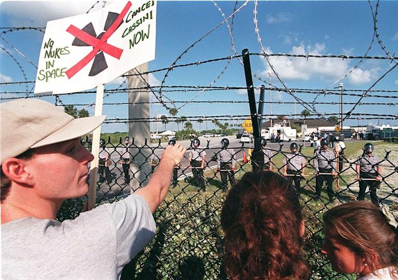 US Air Force security police form a line to thwart