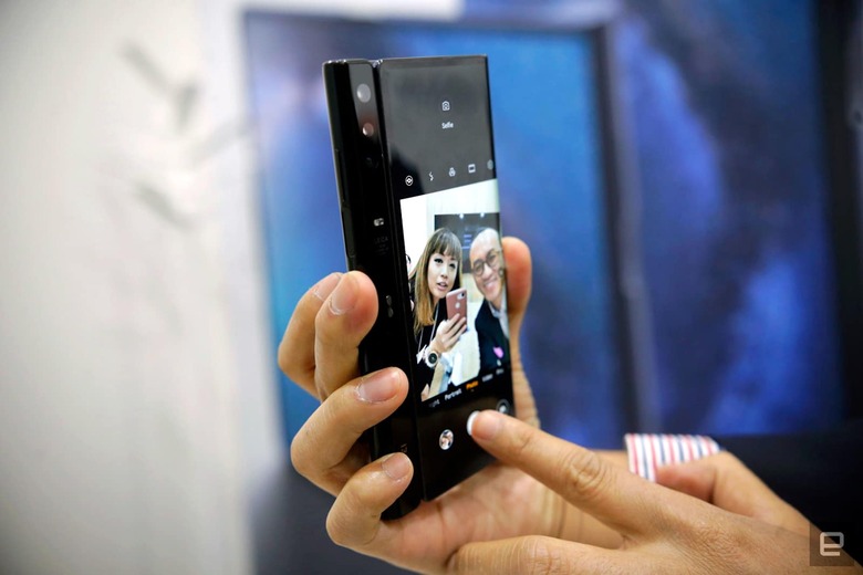 Huawei Mate X closer look