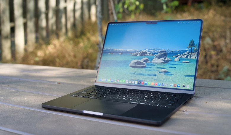 A MacBook Air M5 on a table.