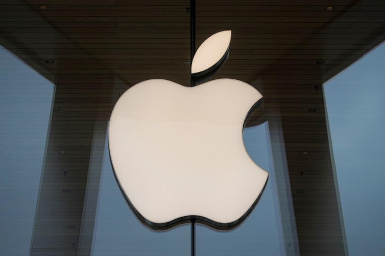 The Apple logo is seen at an Apple Store, as Apple's new 5G iPhone 12 went on sale in Brooklyn, New York, U.S. October 23, 2020.  REUTERS/Brendan McDermid
