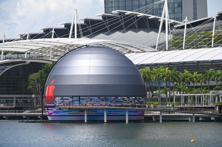 A general view shows the new Apple store, located in the water in front of the Marina Bay Sands, in Singapore on August 24, 2020. (Photo by Roslan RAHMAN / AFP) (Photo by ROSLAN RAHMAN/AFP via Getty Images)