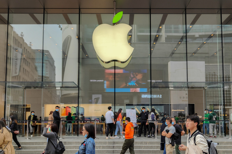 SHANGHAI, CHINA - APRIL 16, 2021 - The Apple store's LOGO lit up with green leaves to mark World Earth Day, and the company's staff wore green clothing. 16 April 2021, Shanghai, China.
 (Photo credit should read Costfoto/Barcroft Media via Getty Images)