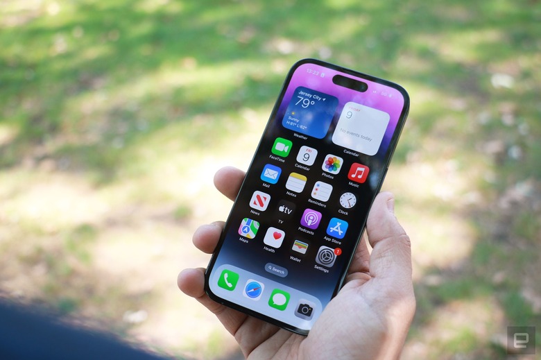 A hand hold Apple's iPhone 14 Pro.