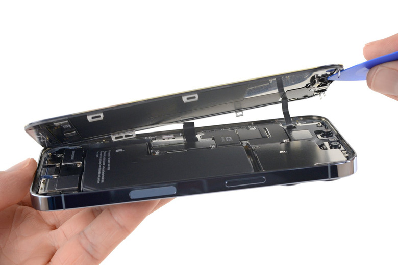 Apple iPhone 13 Pro teardown by iFixit