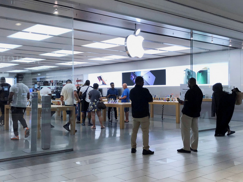 People visit the Apple store at the Cumberland Mall in Atlanta, Georgia, U.S., May 3, 2022. REUTERS/Alyssa Pointer