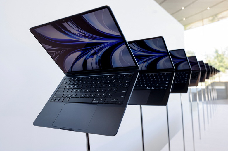 A new MacBook Air running M2 chip is seen displayed during Apple's annual Worldwide Developers Conference in San Jose, California, U.S. June 6, 2022. REUTERS/Peter DaSilva