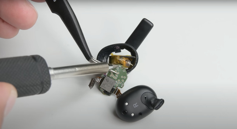 Bang & Olufsen's new earbuds with ‘replaceable batteries’ don’t seem to be very repairable - Engadget