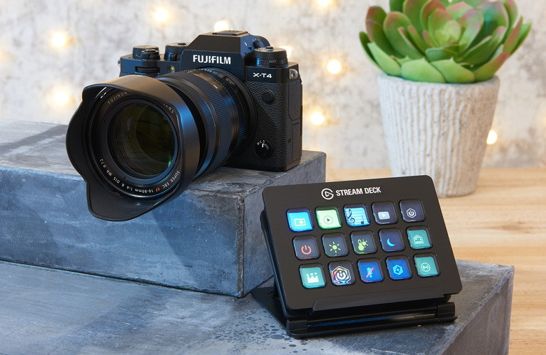 Social media items for the Engadget 2021 Holiday Gift Guide.
