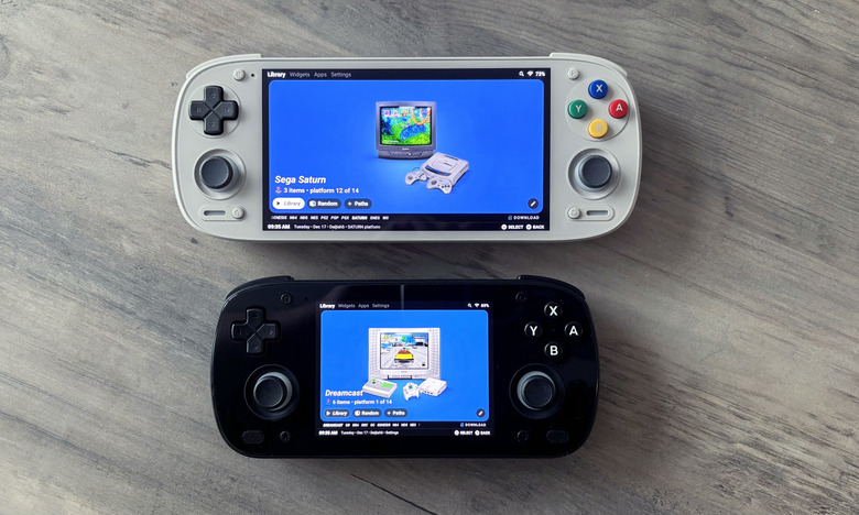 The Retroid Pocket Mini (bottom) and Retroid Pocket 5.