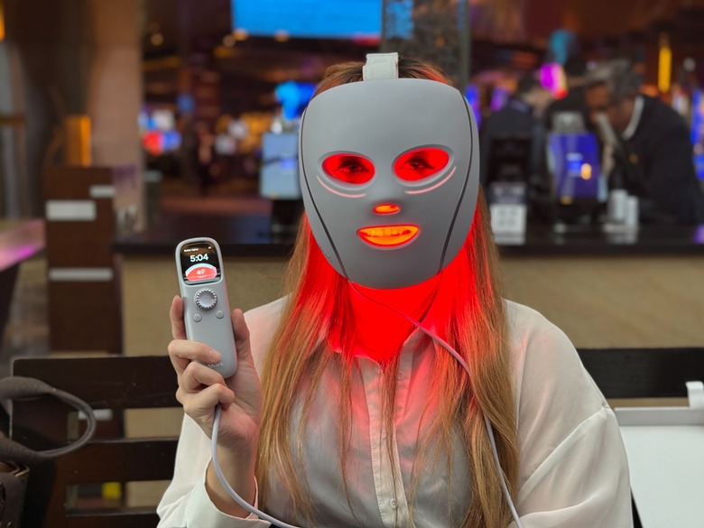 Engadget's Cherlynn Low, wearing the Shark CryoGlow.