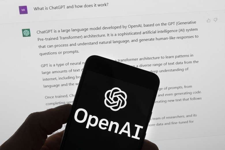 El logotipo de OpenAI se ve en un teléfono móvil frente a la pantalla de una computadora que muestra la salida de ChatGPT, el martes 21 de marzo de 2023, en Boston. (Foto AP/Michael Dwyer)