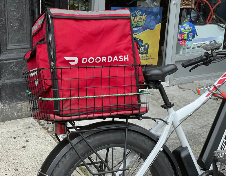 Photo by: STRF/STAR MAX/IPx 2021 10/9/21 DoorDash and other food delivery companies will have to disclose all prices and give workers all tips under new California law. Here, DoorDash delivery bike is seen in Manhattan.