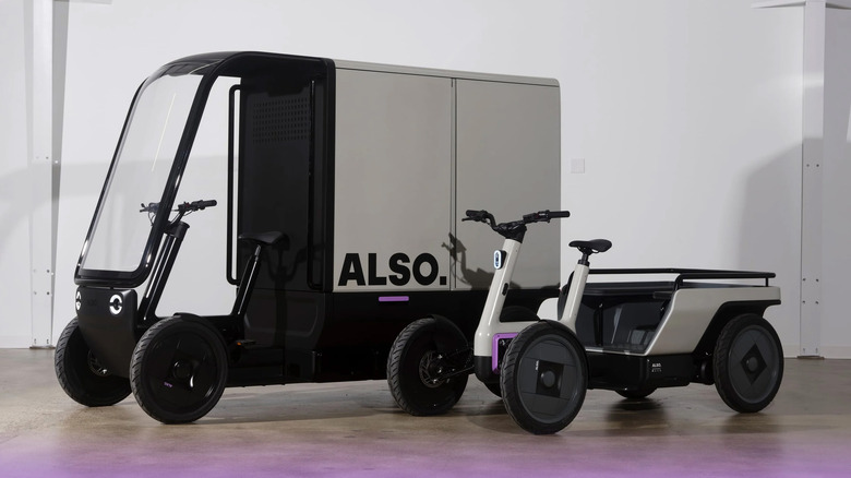 The TM-Q with its most robust modular storage cabin (left) and without any attachments (right)