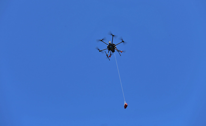 An Everdrone lowering an Automated External Defibrillator (AED).