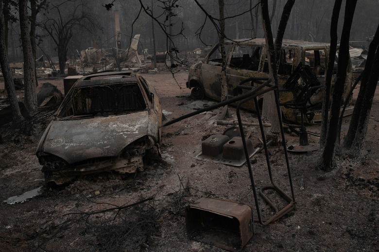 Vehicles lie damaged in the aftermath of the Obenchain Fire in Eagle Point, Oregon, U.S., September 11, 2020. Picture taken September 11, 2020. REUTERS/Adrees Latif