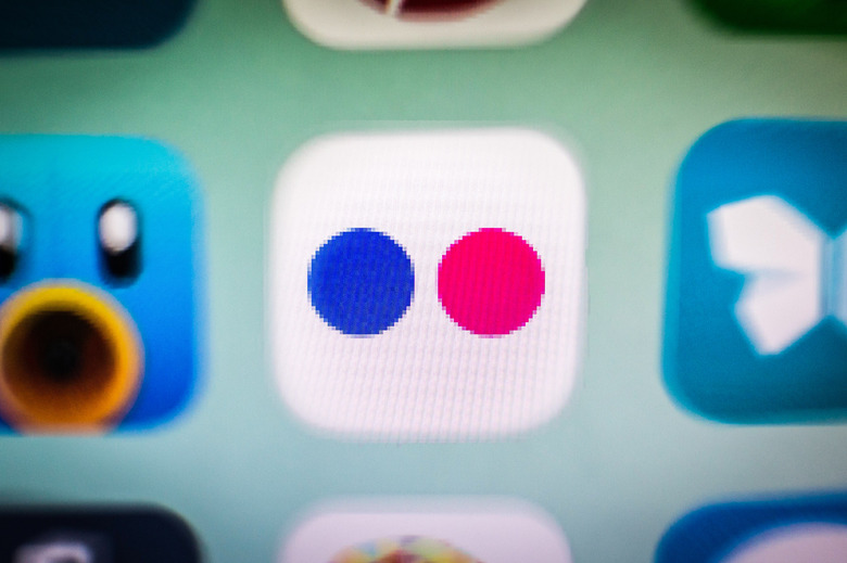 SPAIN - 2021/11/24: In this photo illustration, a Flickr app icon is displayed among other apps on a smartphone screen. (Photo Illustration by Thiago Prudencio/SOPA Images/LightRocket via Getty Images)