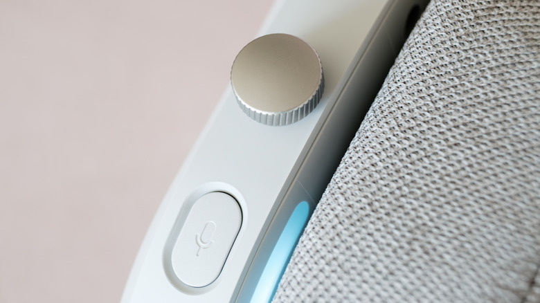 A closeup of the Scape's volume dial.